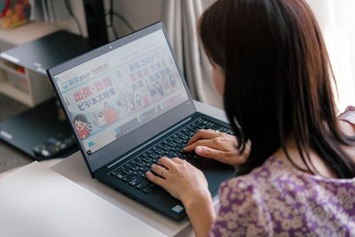 パソコンをしている女性